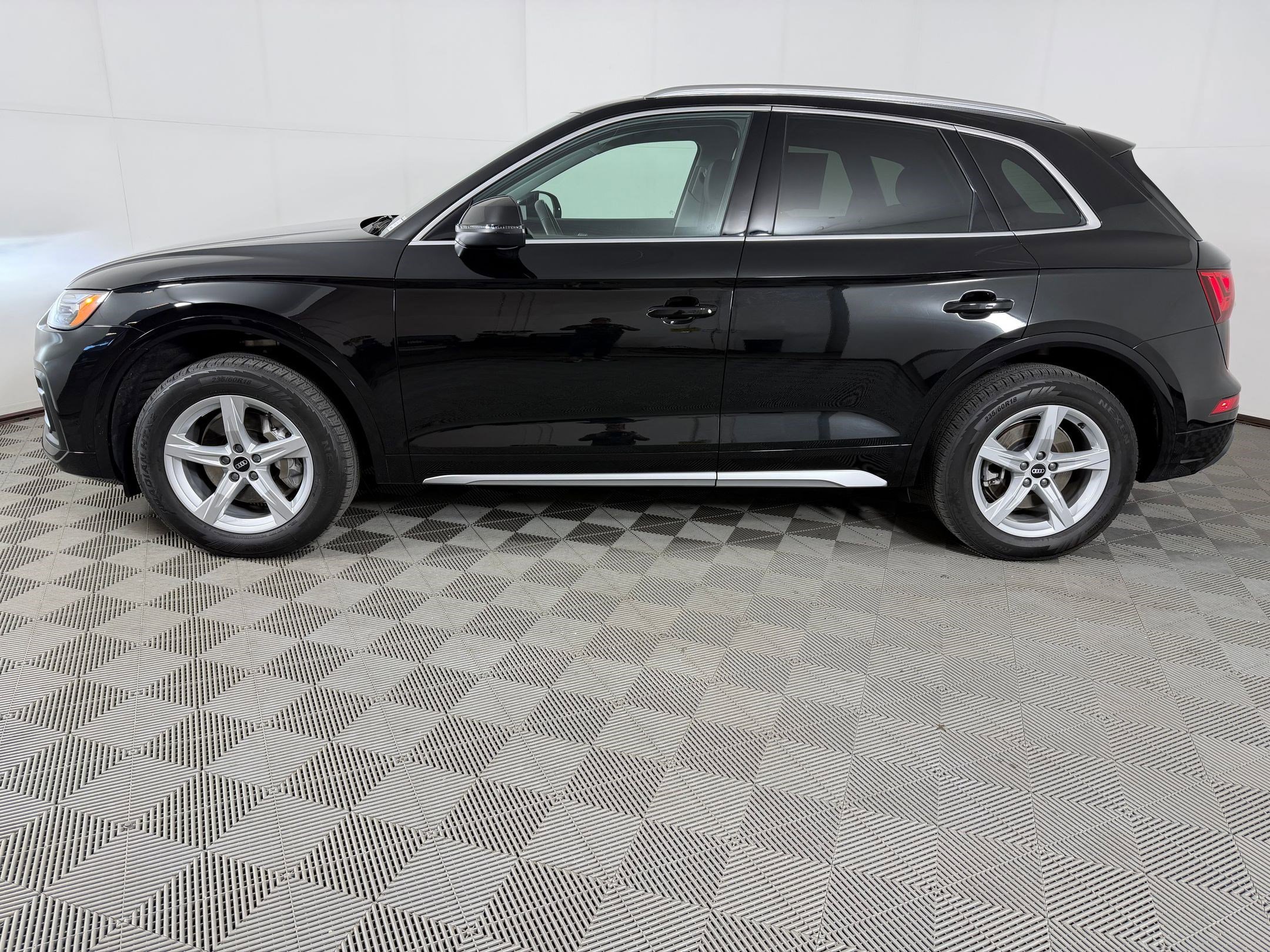 Certified 2021 Audi Q5 2.0T Premium w/ Convenience Package AWD/4WD image 2