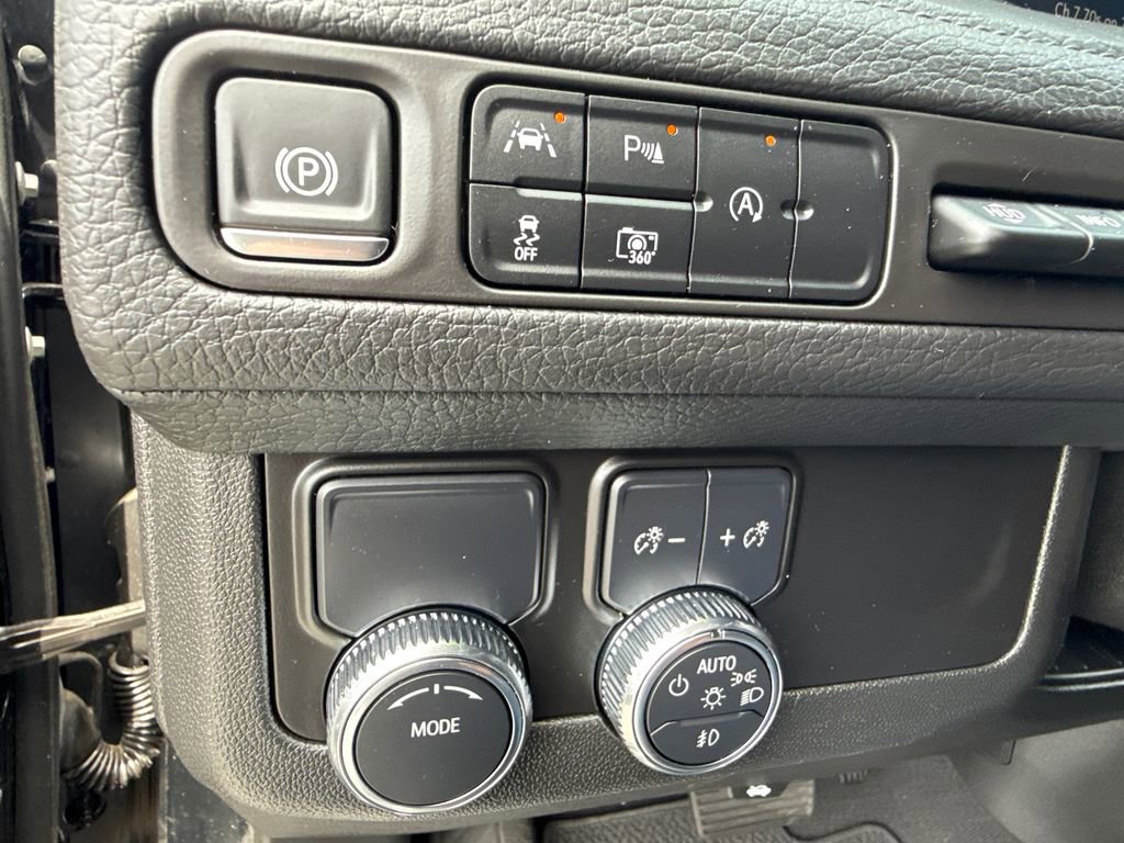 Used 2024 GMC Yukon Denali RWD image 28