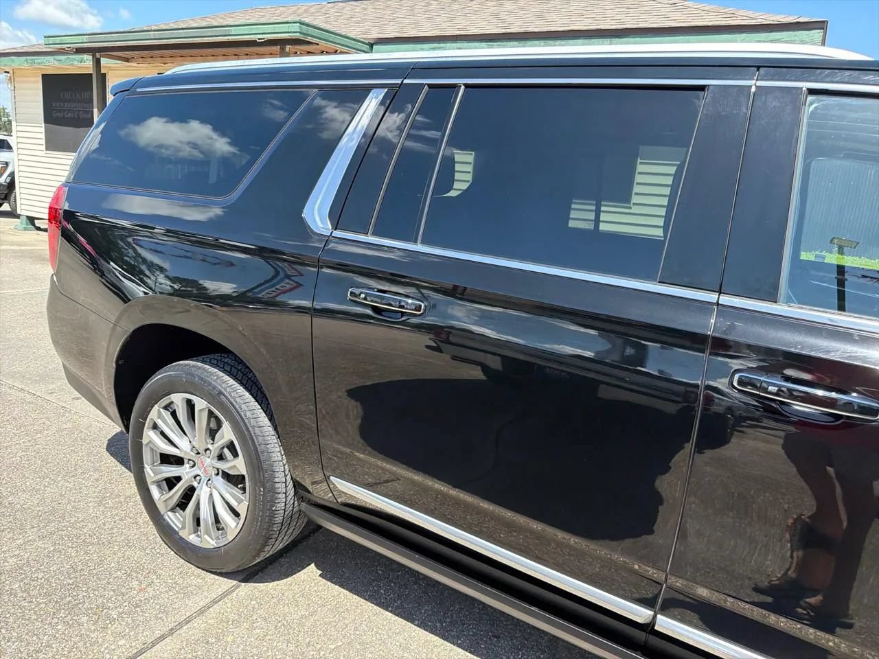 Used 2021 GMC Yukon XL Denali w/ Denali Premium Package RWD image 11