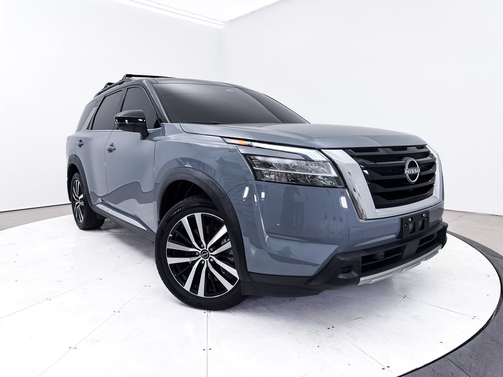 Used 2024 Nissan Pathfinder Platinum FWD image 1