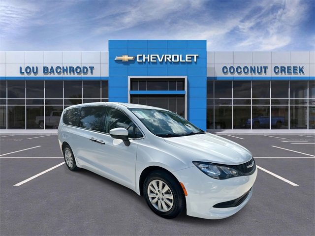 Used 2021 Chrysler Voyager L image 2