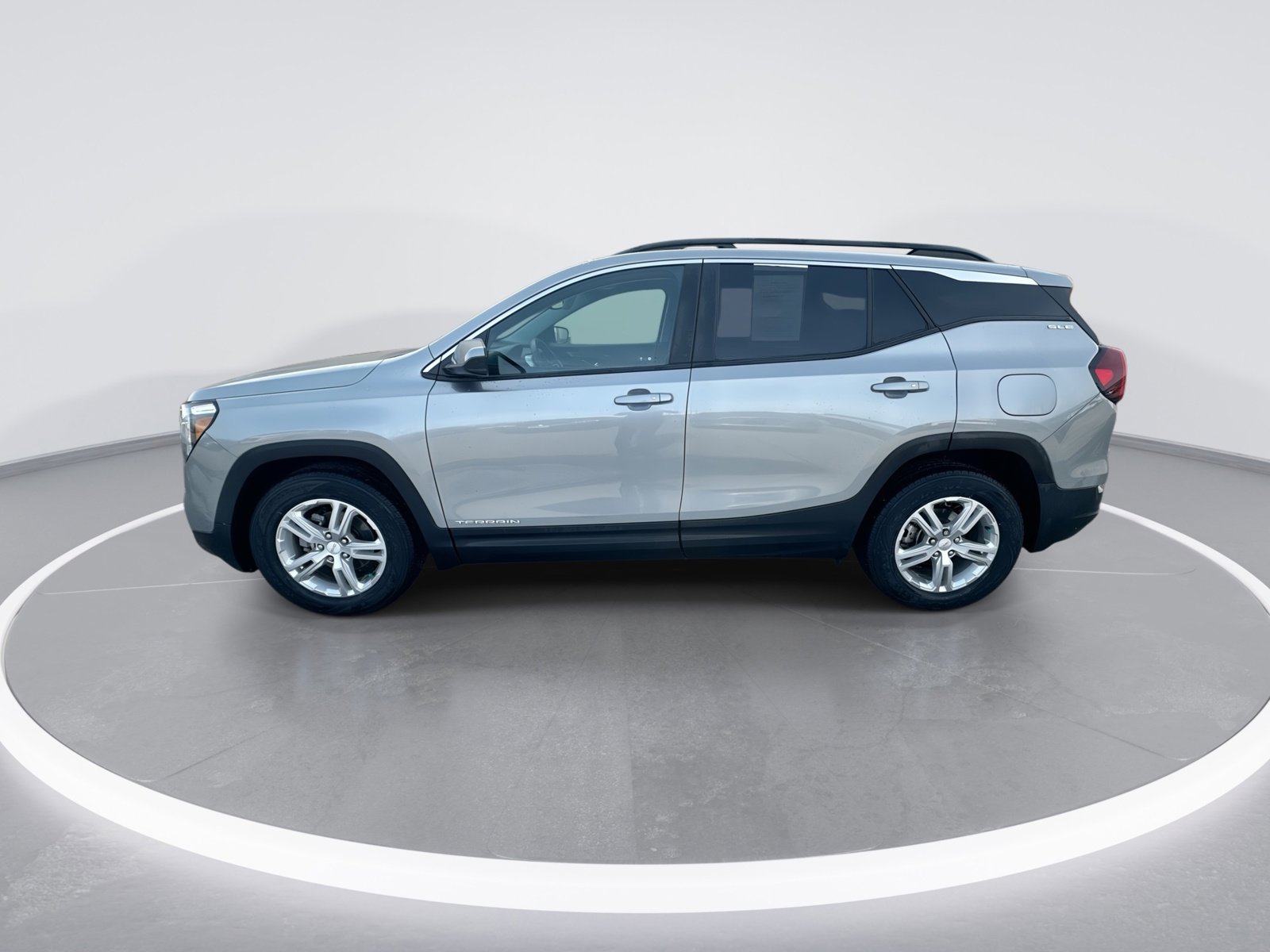 Used 2023 GMC Terrain SLE w/ Driver Convenience Package FWD image 5