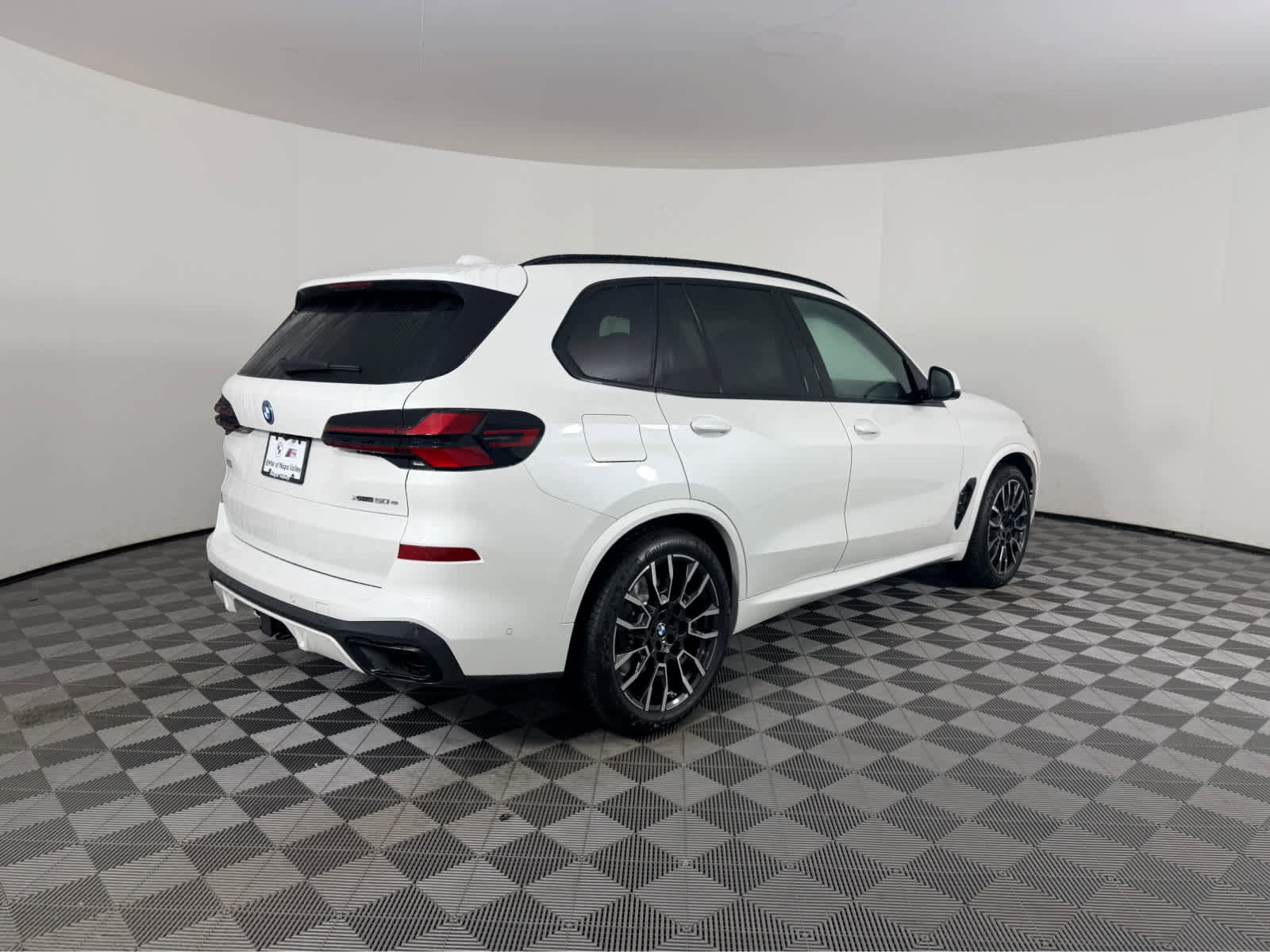 New 2026 BMW X5 xDrive50e w/ M Sport Package AWD/4WD image 4