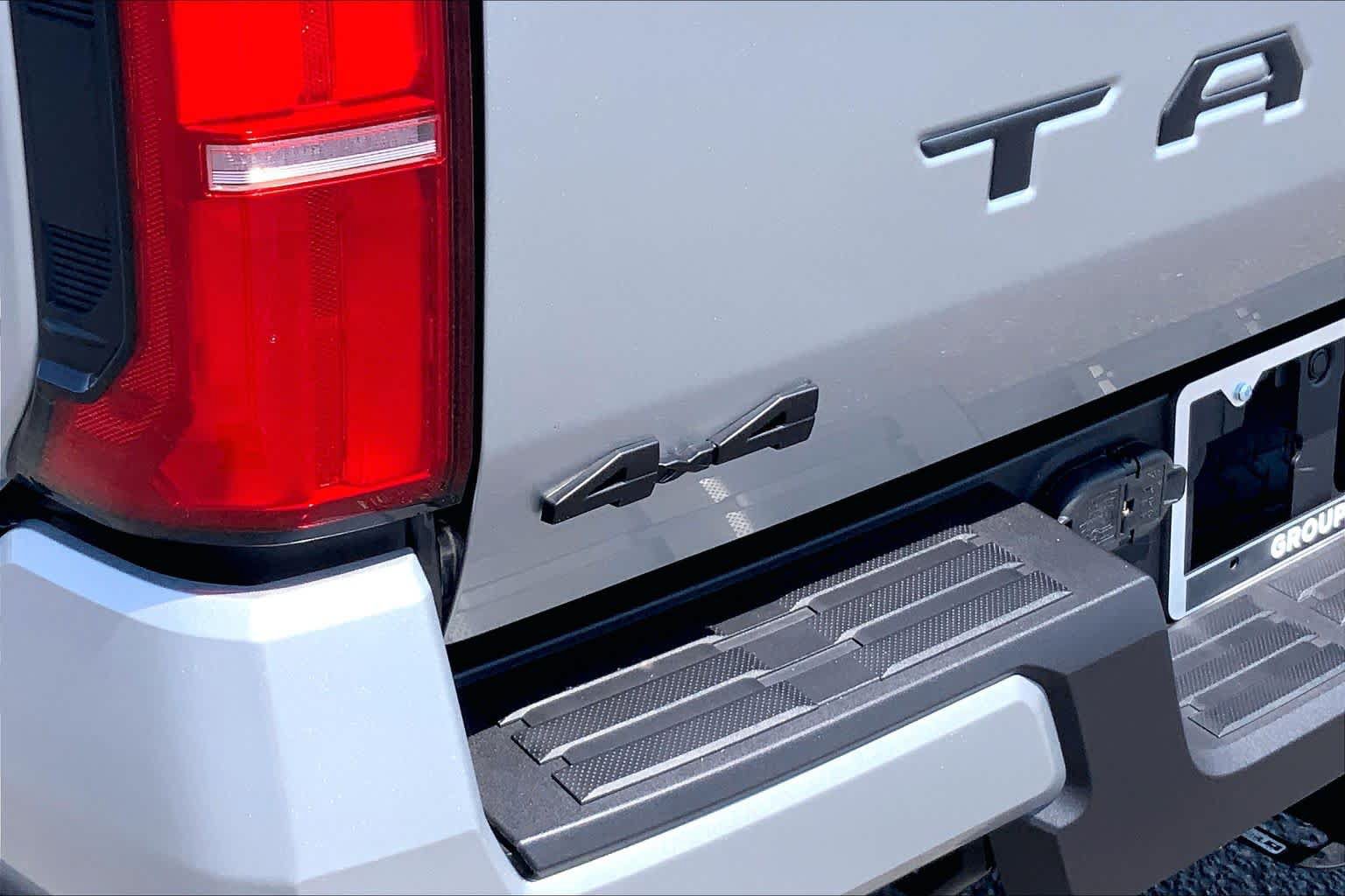 Used 2025 Toyota Tacoma SR5 AWD/4WD image 10