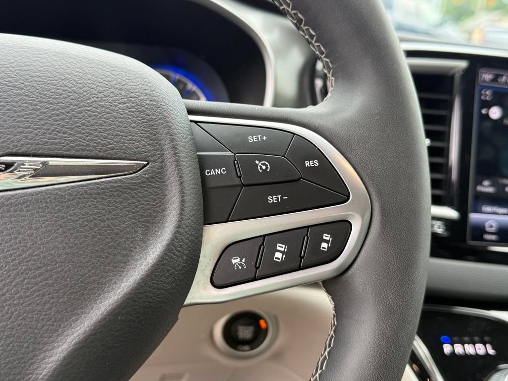 Used 2024 Chrysler Pacifica Touring-L FWD image 26