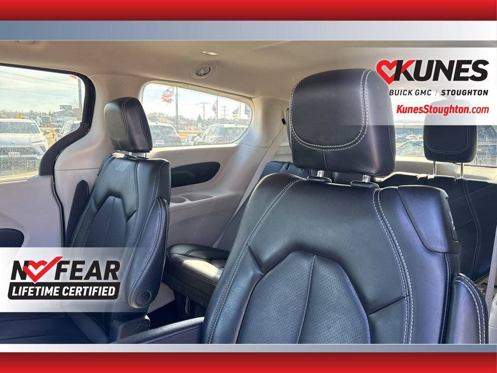 Used 2023 Chrysler Pacifica Touring-L image 38