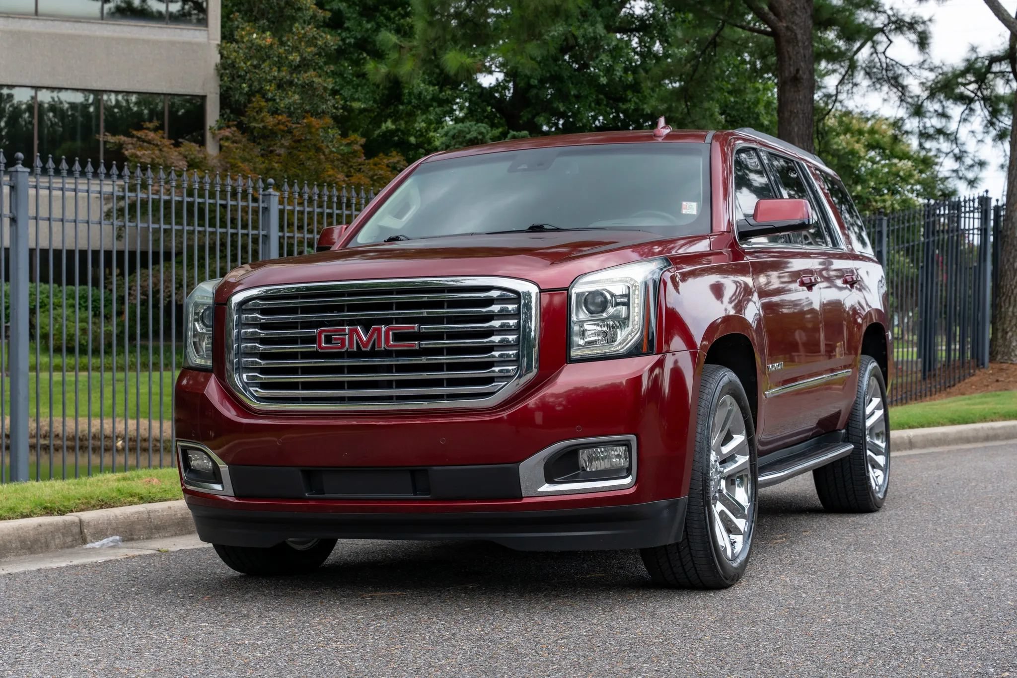 Used 2018 GMC Yukon SLT w/ Premium Edition RWD image 2