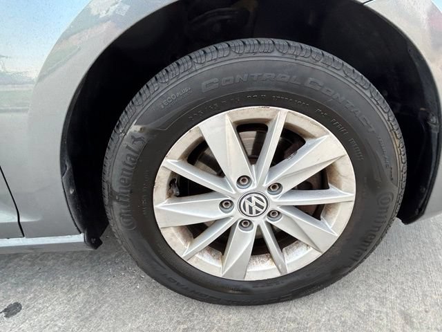 Used 2015 Volkswagen Golf S FWD image 29