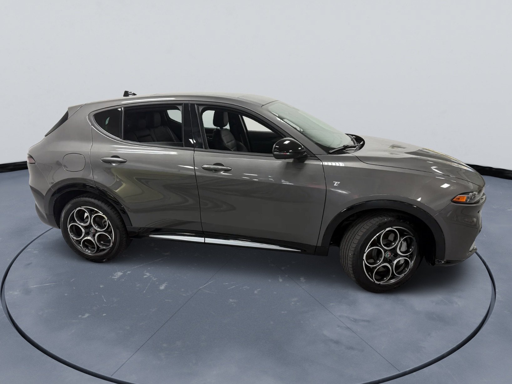 Used 2024 Alfa Romeo Tonale Ti w/ Premium Interior Package AWD/4WD image 3