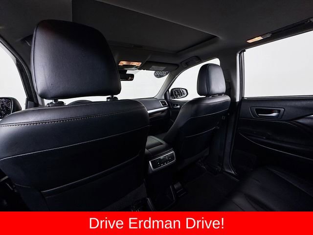 Certified 2018 Toyota Highlander XLE w/ Carpet Mat Package (TMS) image 10