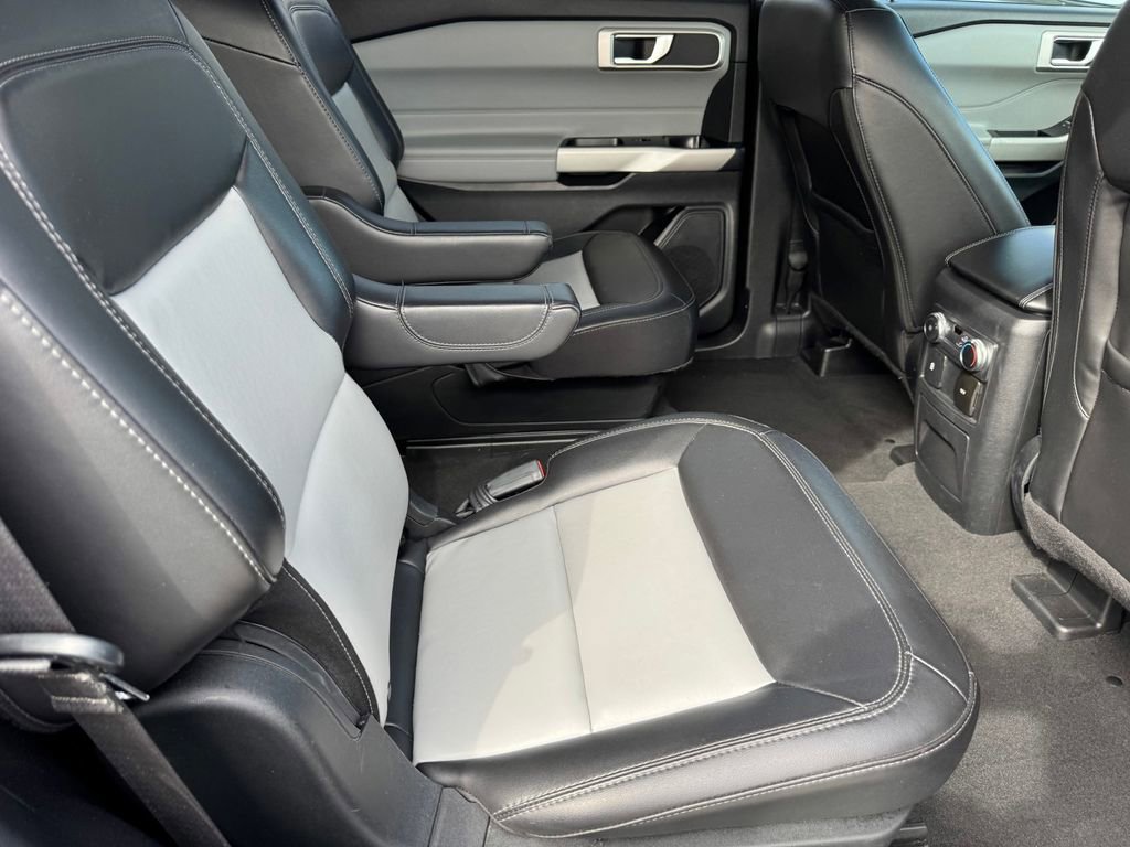 Used 2022 Ford Explorer XLT w/ Equipment Group 202A image 10