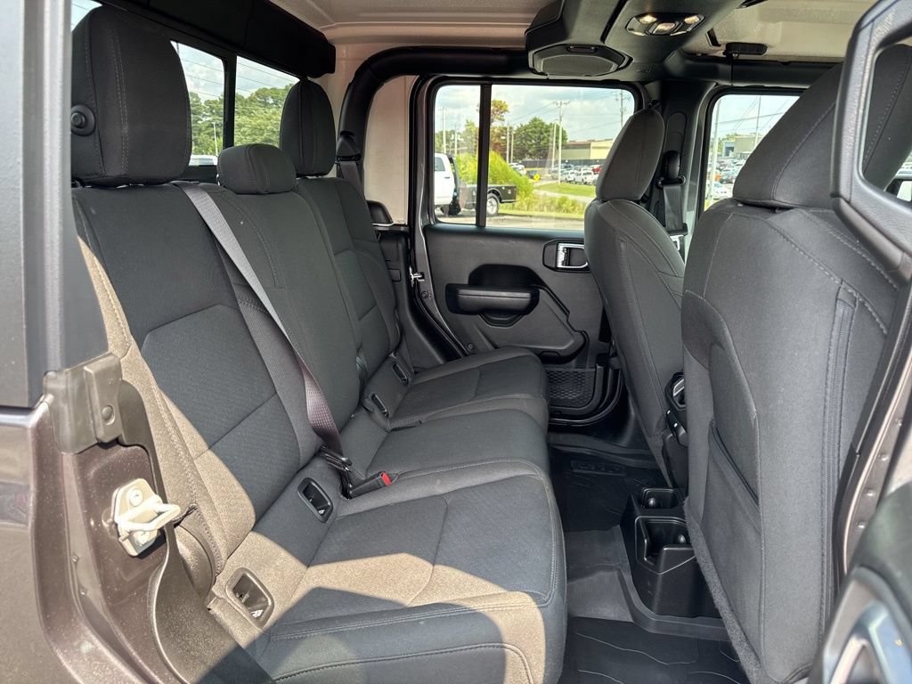 Used 2023 Jeep Gladiator Overland AWD/4WD image 17