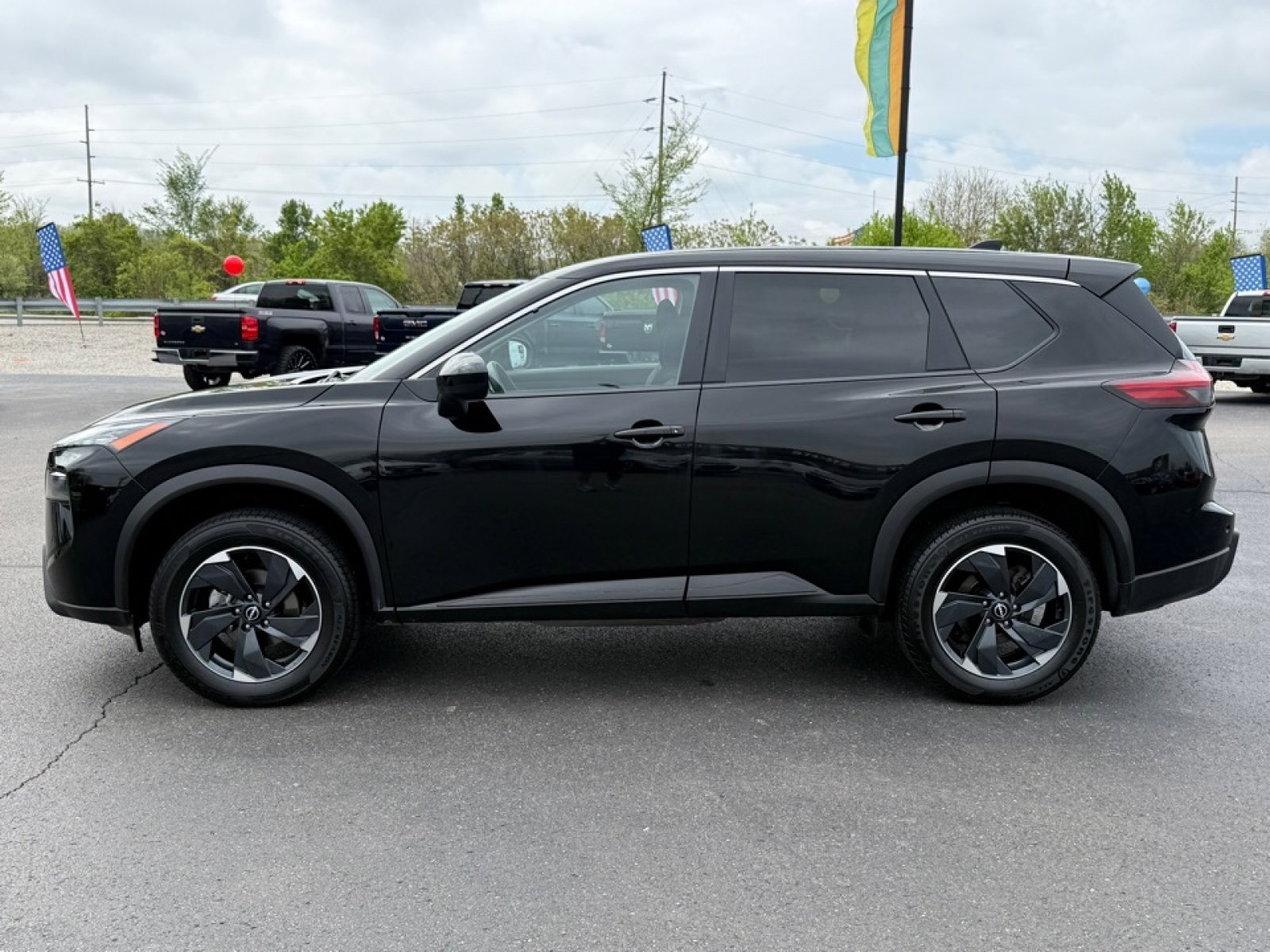 Used 2024 Nissan Rogue SV image 5