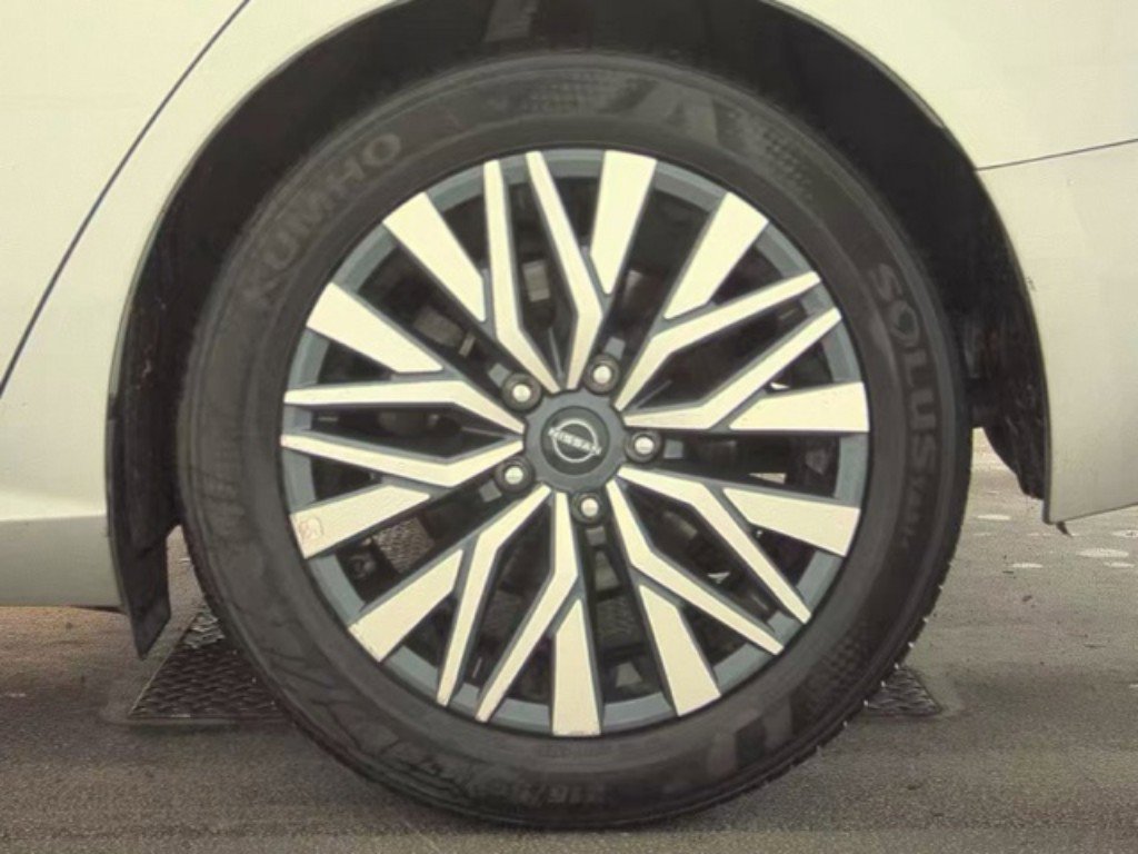 Used 2025 Nissan Altima 2.5 SV FWD image 19