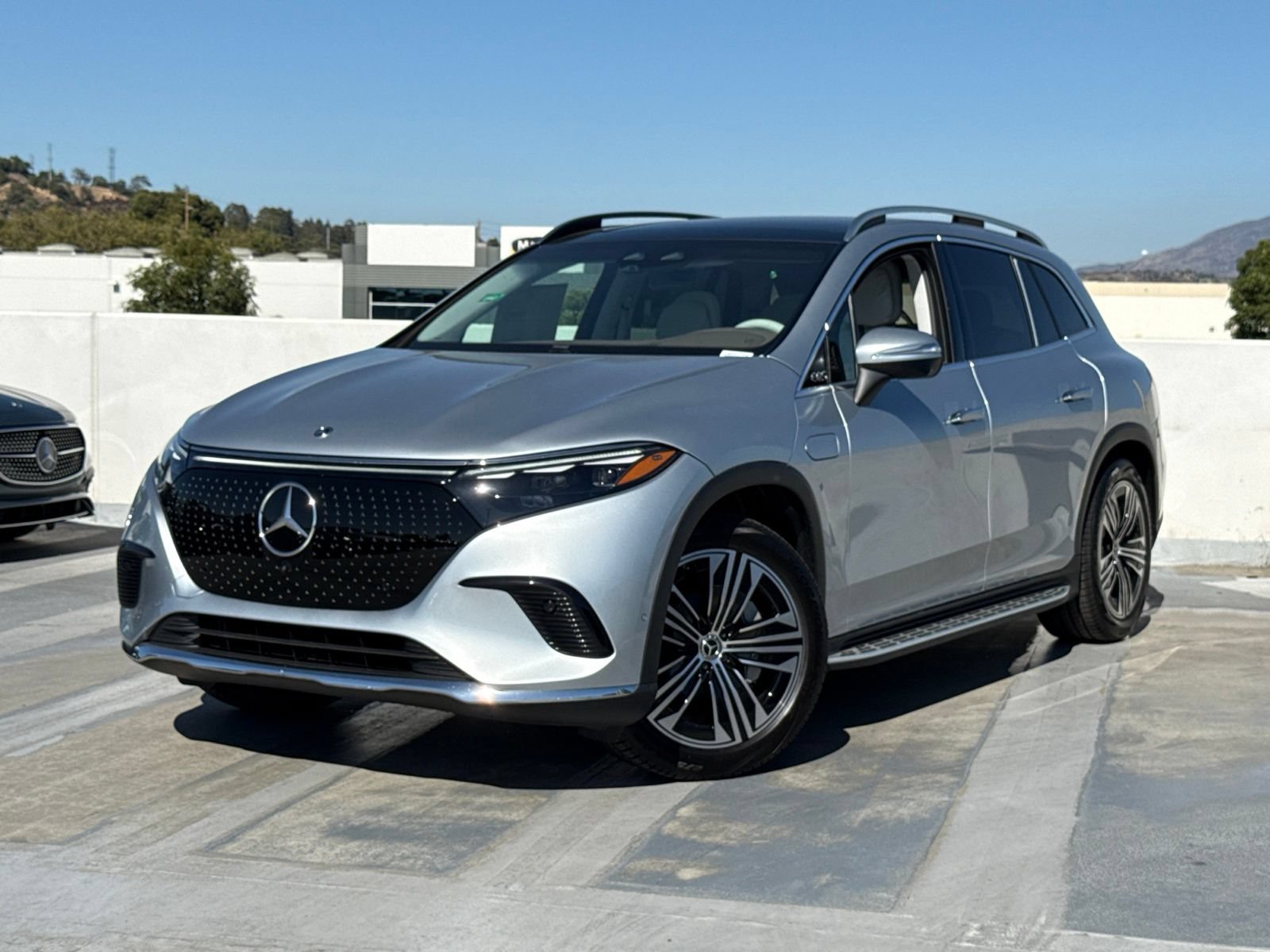 New 2026 Mercedes-Benz EQS 400 4MATIC SUV image 2