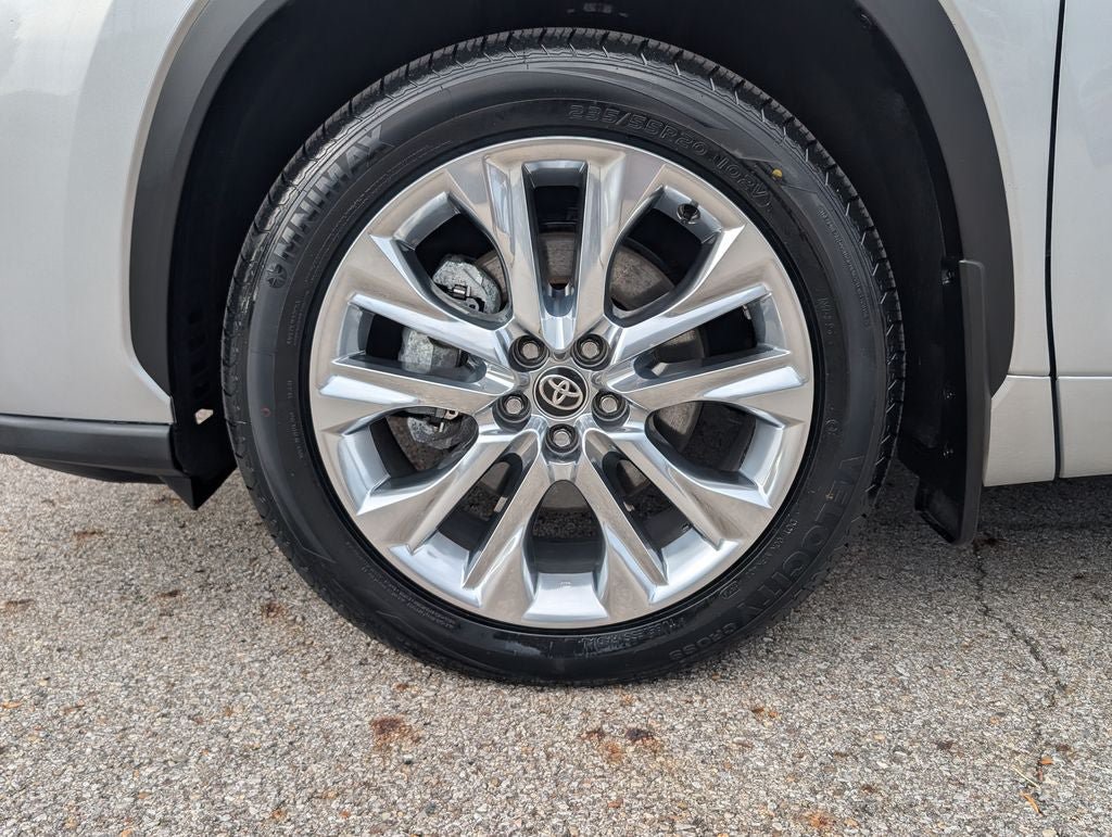 Certified 2025 Toyota Highlander Limited AWD/4WD image 36