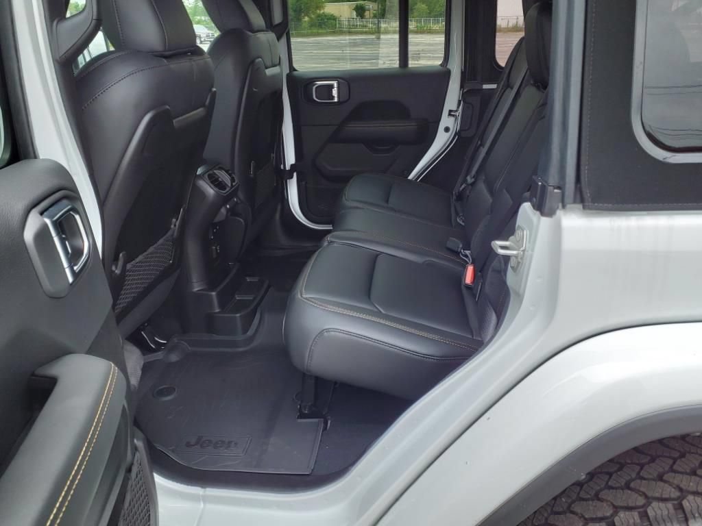 New 2024 Jeep Wrangler Unlimited Sahara w/ Technology Group AWD/4WD image 15