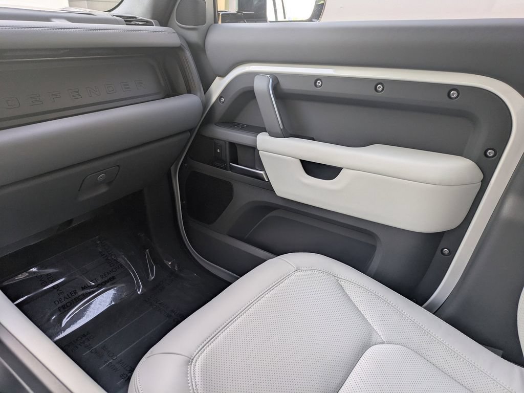 New 2026 Land Rover Defender 130 X-Dynamic SE AWD/4WD image 18