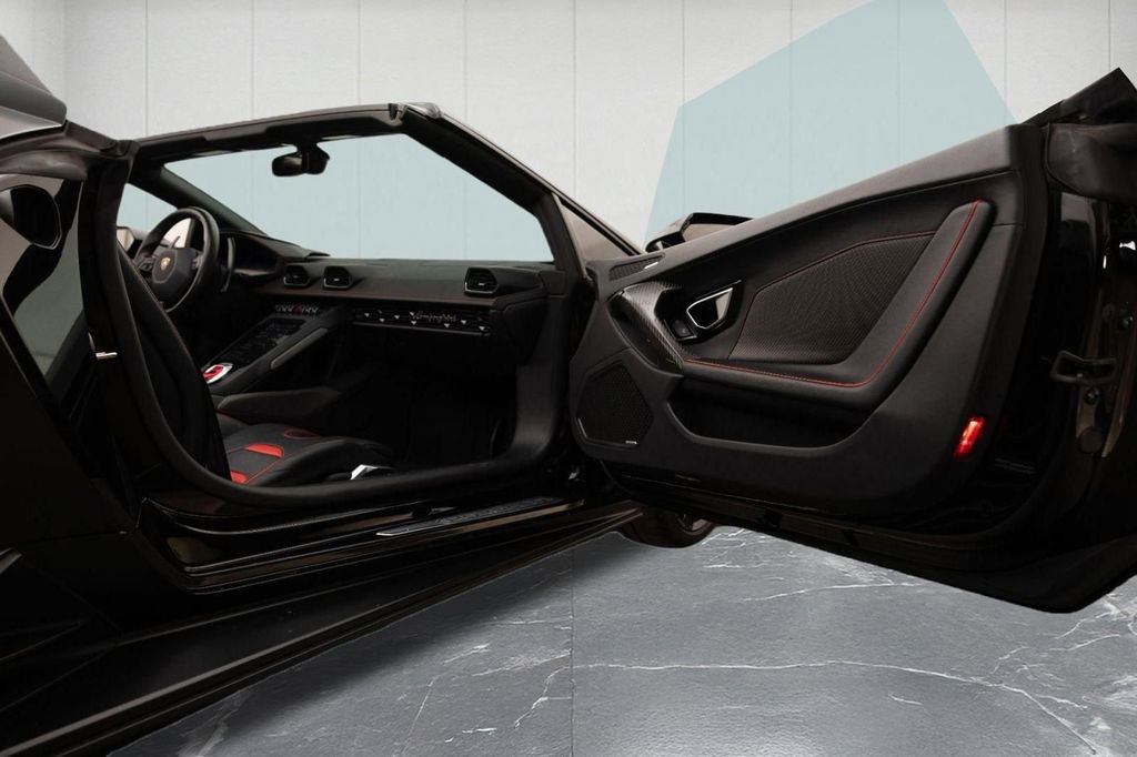 Used 2020 Lamborghini Huracan EVO image 35