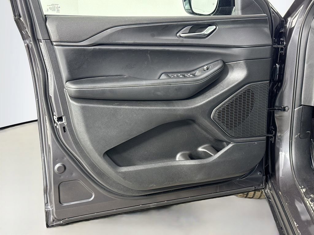 New 2025 Jeep Grand Cherokee L Laredo image 18