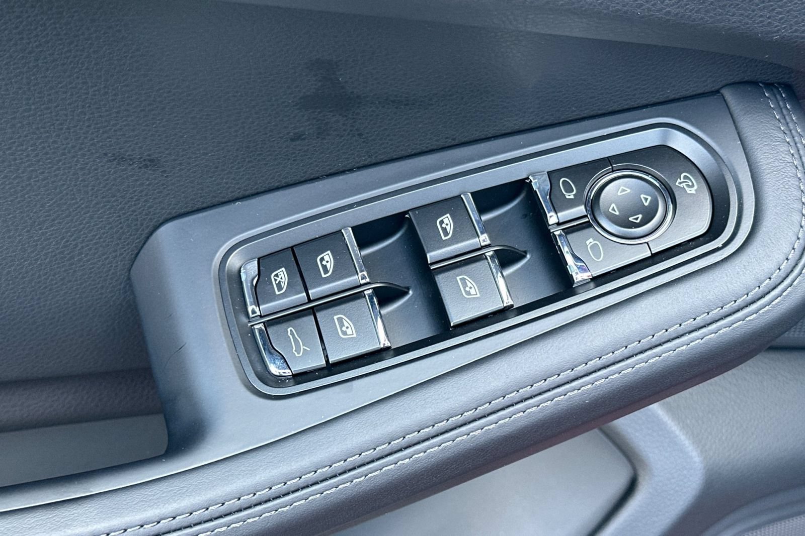 New 2026 Porsche Macan AWD/4WD image 13