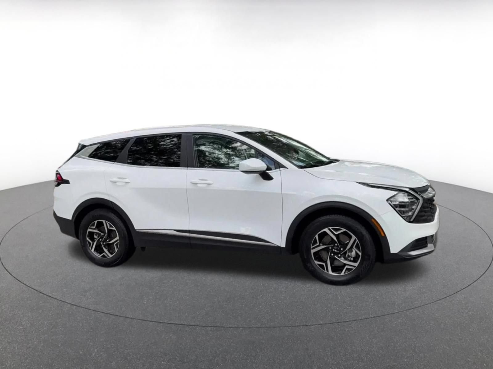 Used 2025 Kia Sportage LX FWD image 2