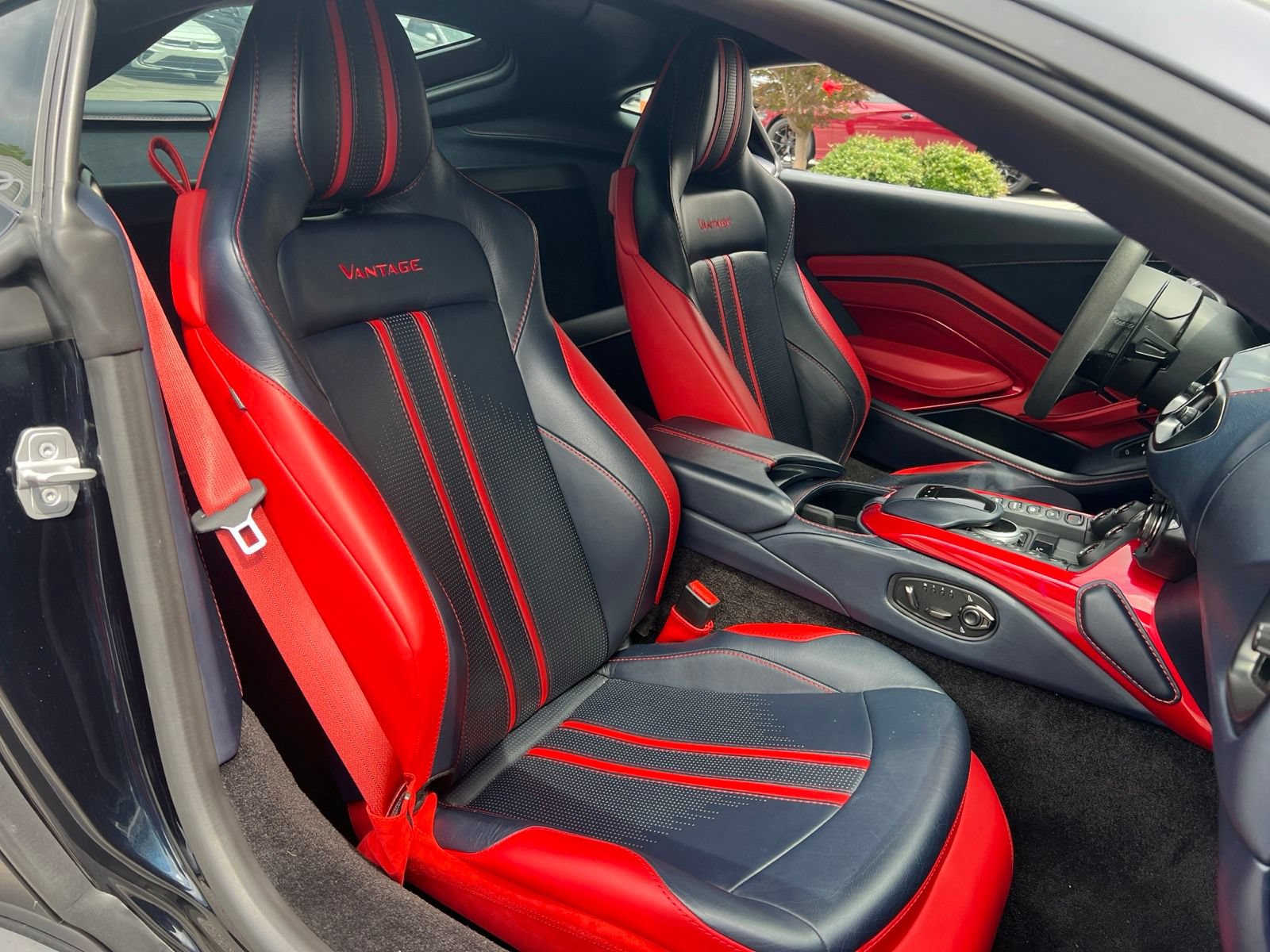 Used 2020 Aston Martin V8 Vantage Coupe RWD image 30