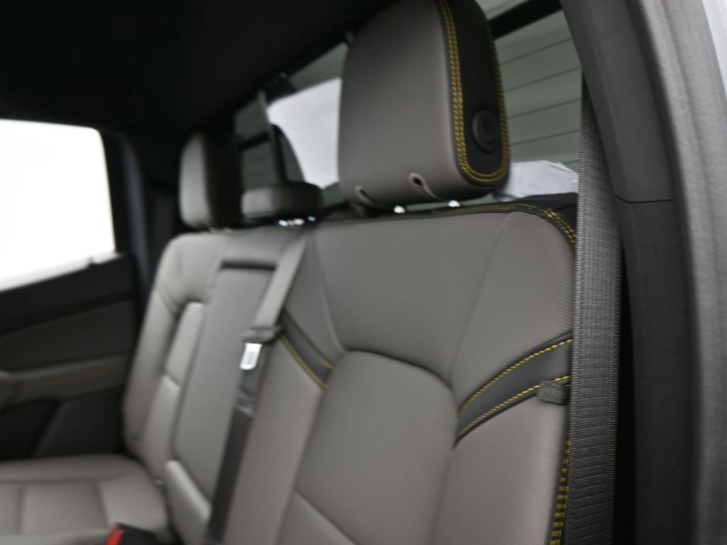 Used 2025 Chevrolet Colorado ZR2 w/ Technology Package AWD/4WD image 39