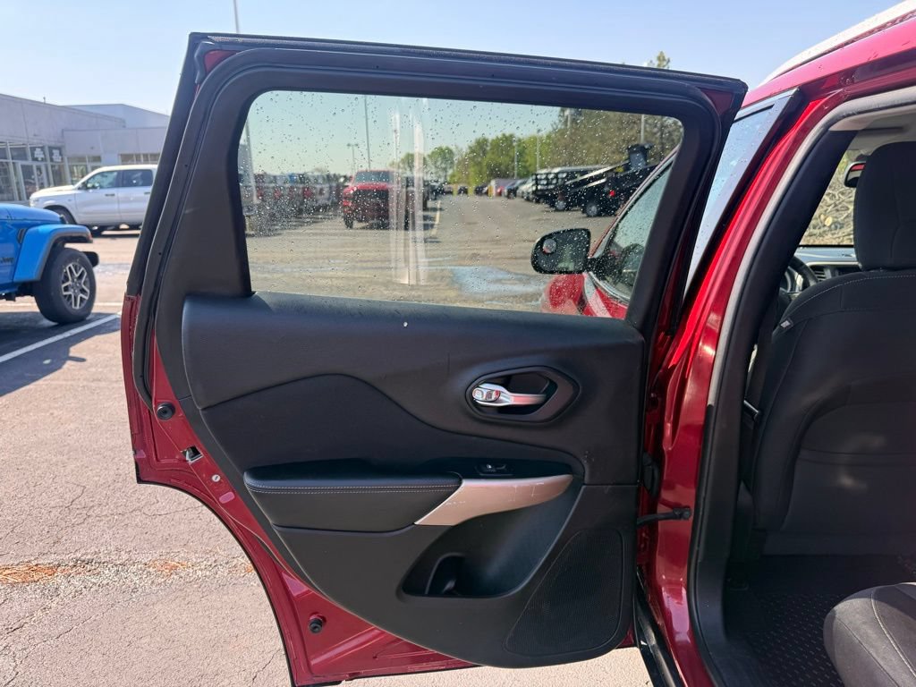 Used 2017 Jeep Cherokee Latitude w/ Cold Weather Group AWD/4WD image 34