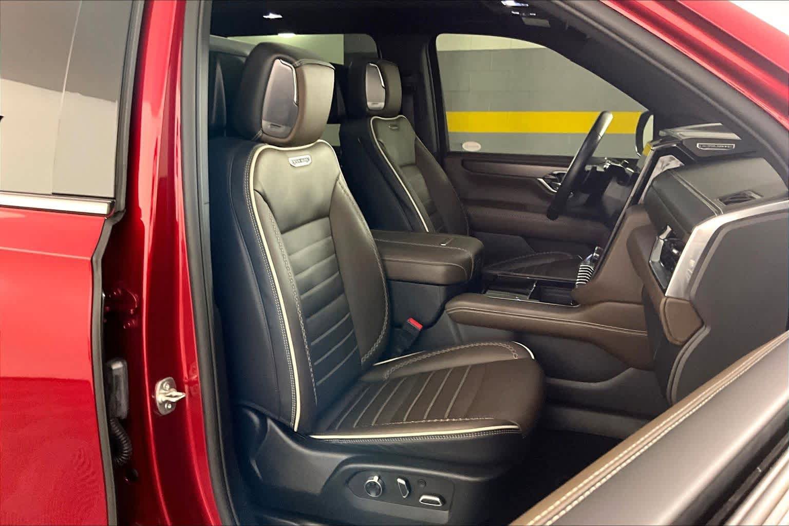 Used 2025 GMC Yukon XL Denali Ultimate w/ LPO, Floor Liner Package AWD/4WD image 9