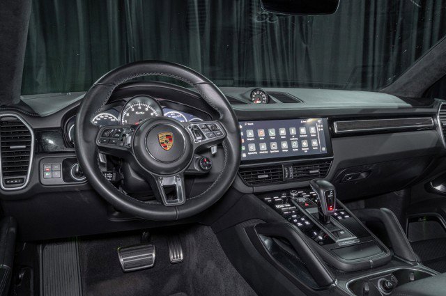 Used 2022 Porsche Cayenne Turbo image 16