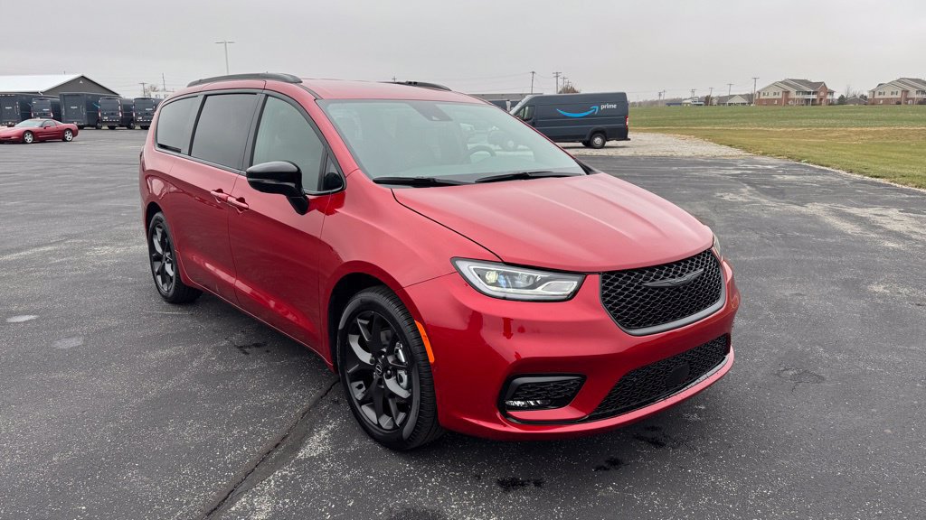 New 2026 Chrysler Pacifica Select w/ S Appearance Package