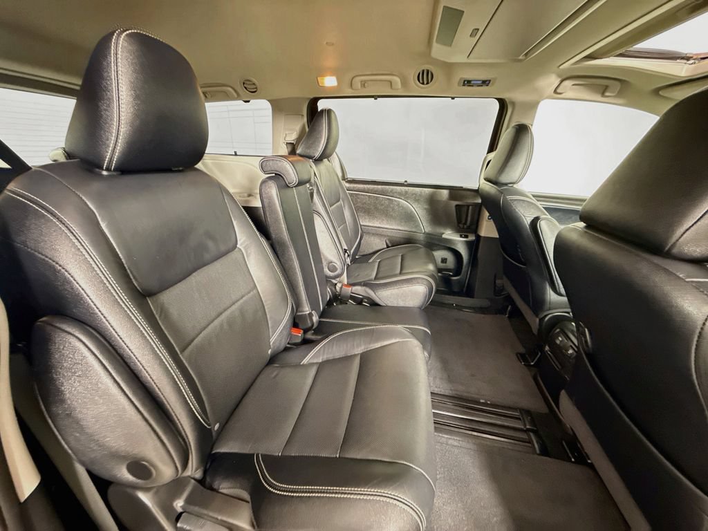 Certified 2017 Toyota Sienna SE Premium FWD image 30