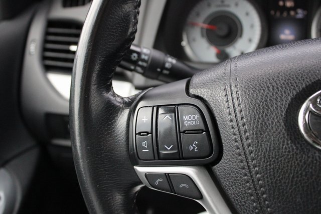 Used 2018 Toyota Sienna SE image 11