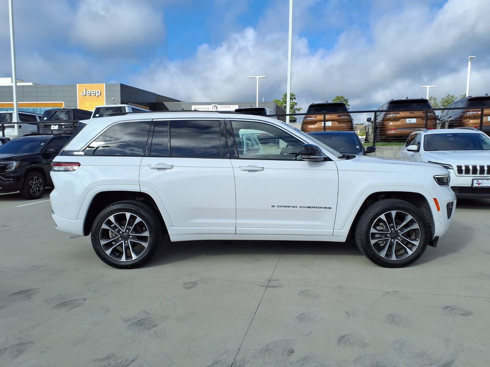 Used 2023 Jeep Grand Cherokee Overland RWD image 5