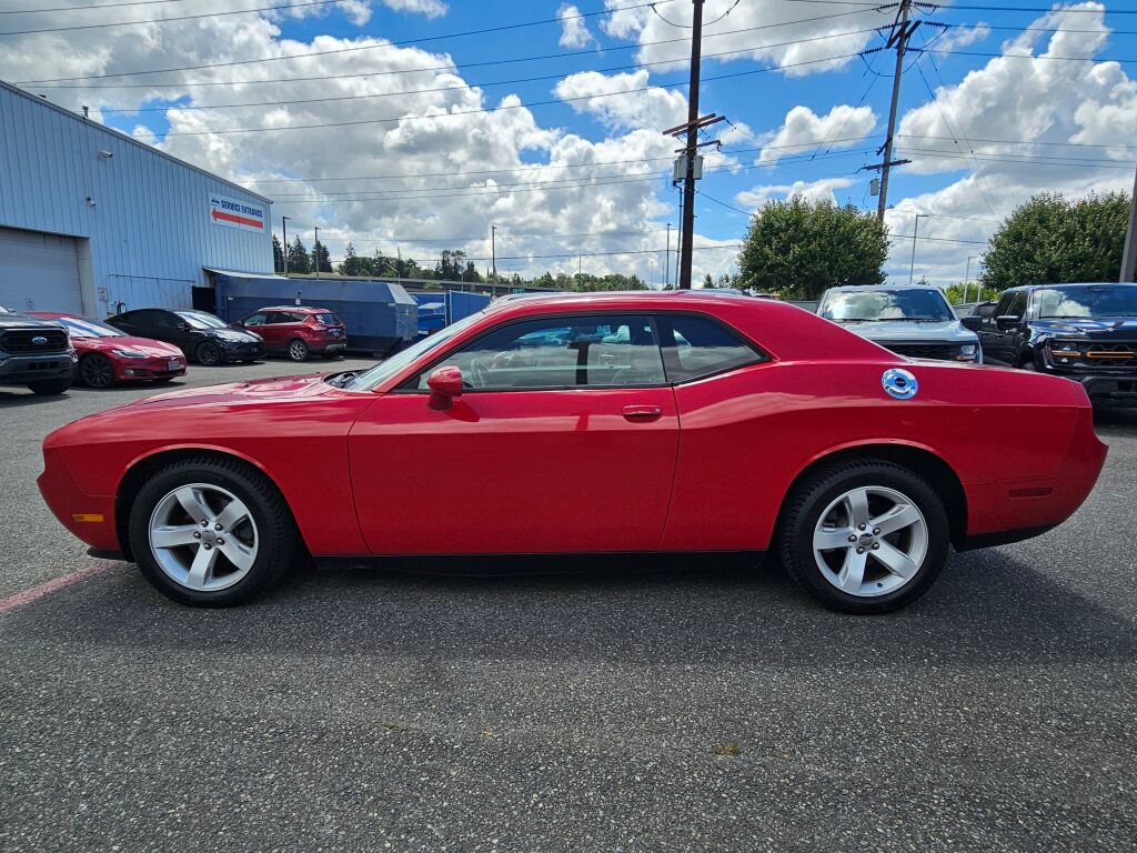 Used 2013 Dodge Challenger SXT RWD image 2