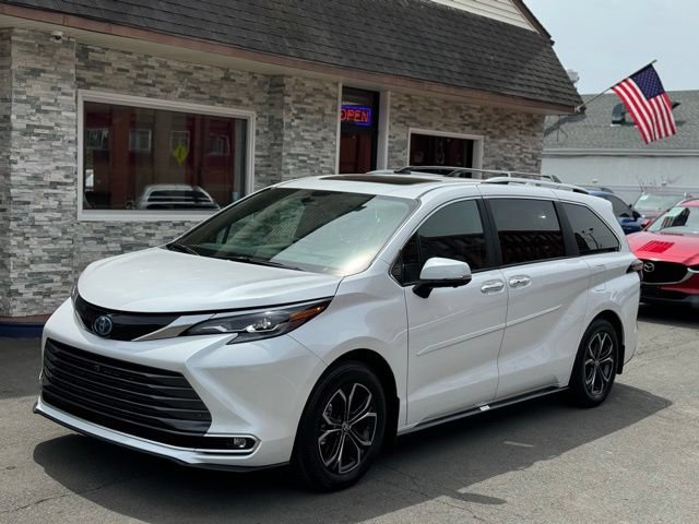 Used 2025 Toyota Sienna Platinum AWD/4WD image 1