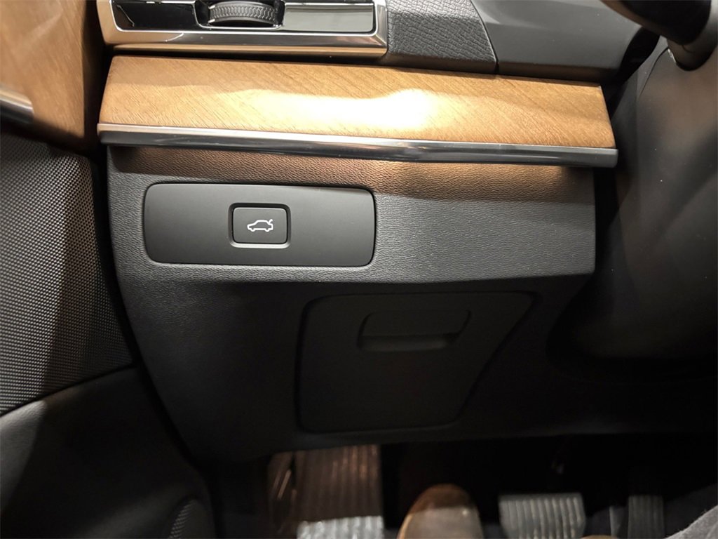 Certified 2025 Volvo XC90 B5 Plus w/ Protection Package Premier image 31