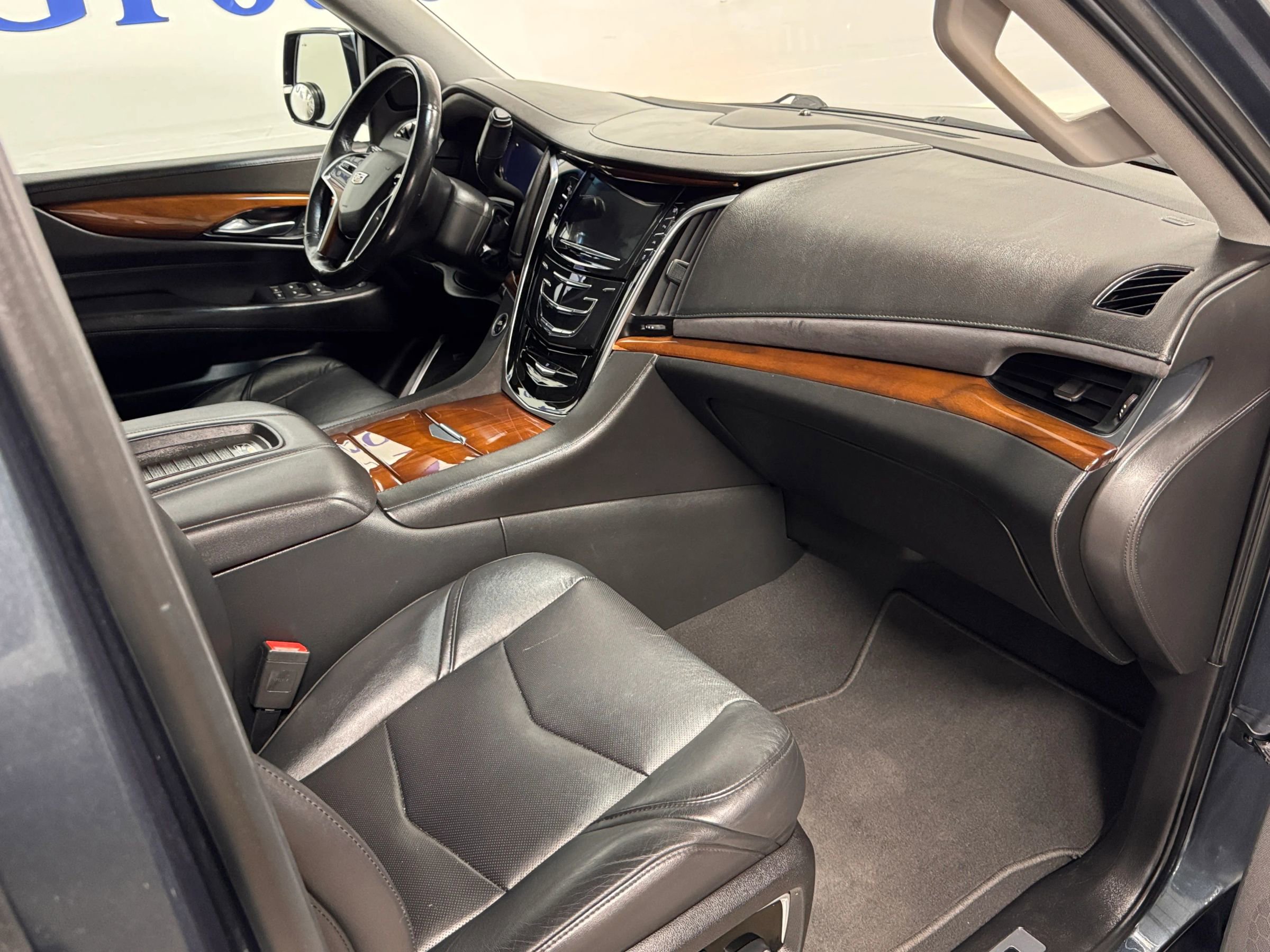 Used 2019 Cadillac Escalade ESV Premium Luxury image 25