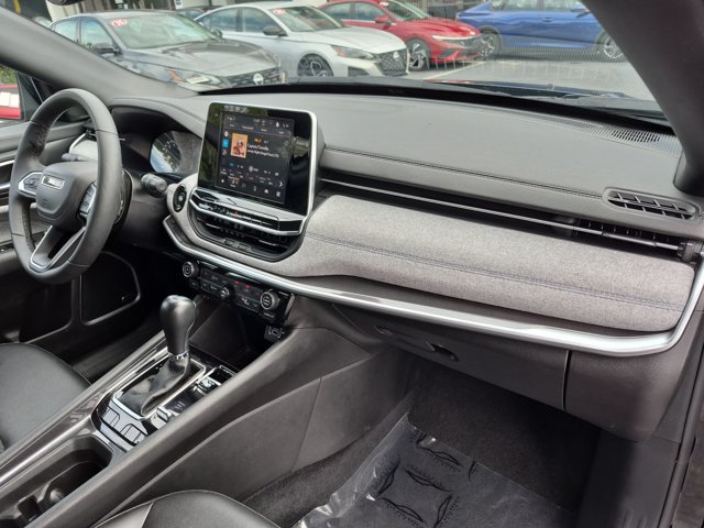 Used 2025 Jeep Compass Latitude w/ Sun & Sound Group AWD/4WD image 28