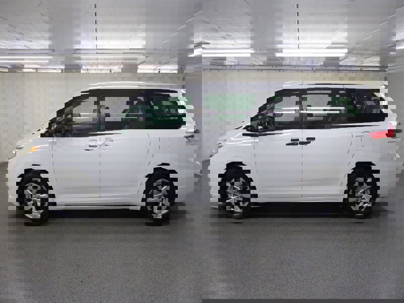 Used 2014 Toyota Sienna L image 4