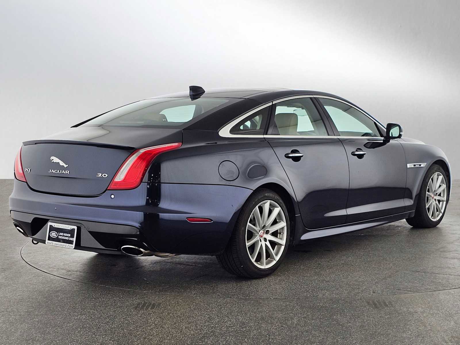 Used 2019 Jaguar XJ R-Sport image 5