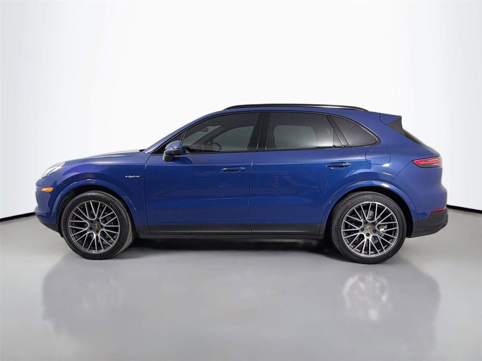 Certified 2022 Porsche Cayenne E-Hybrid AWD/4WD image 2