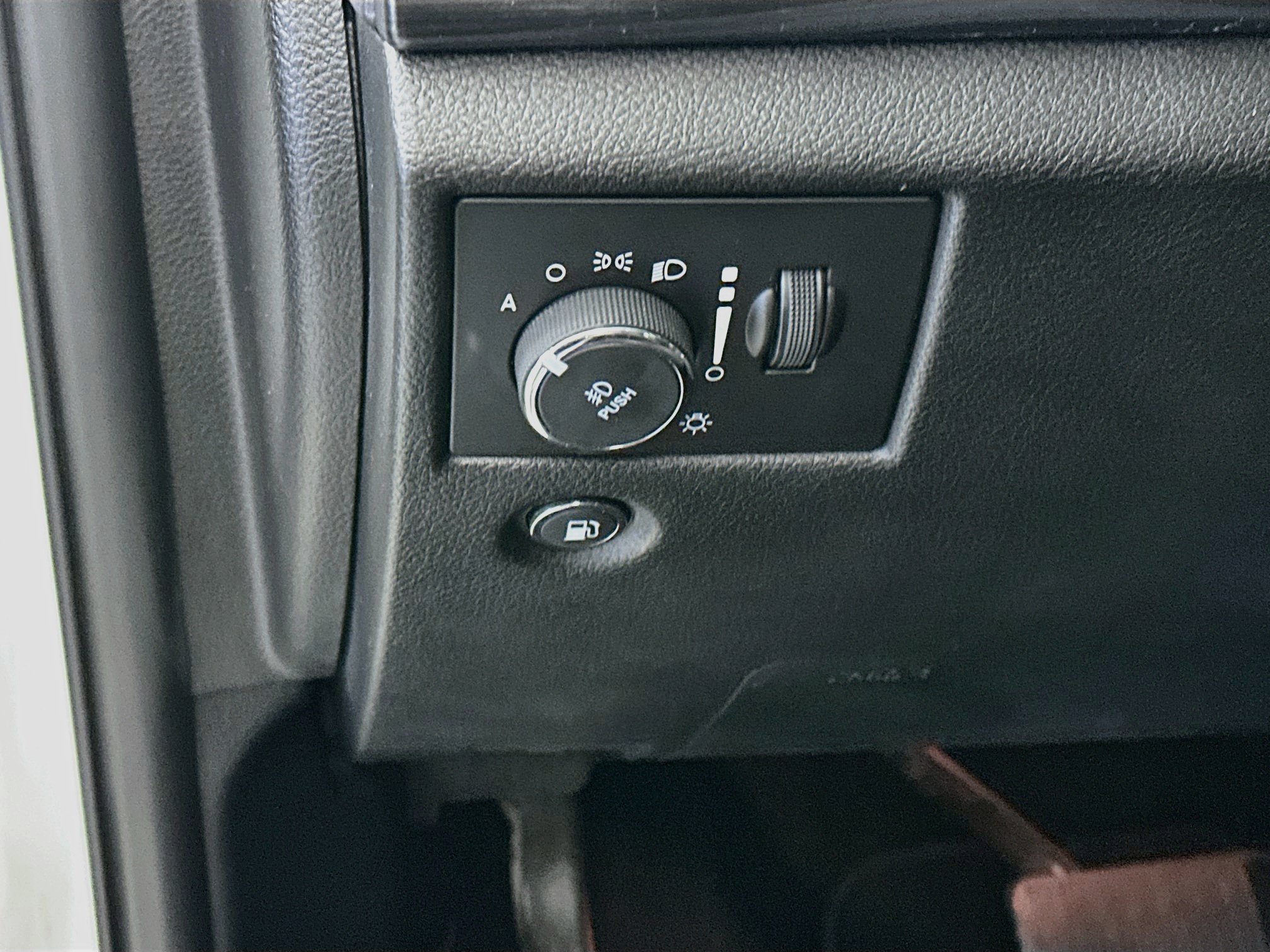 Used 2019 Jeep Grand Cherokee Altitude RWD image 17