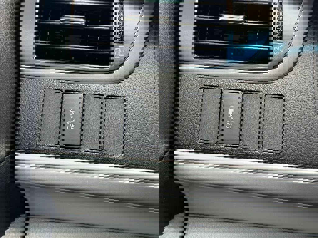 Used 2013 Toyota Camry LE image 27