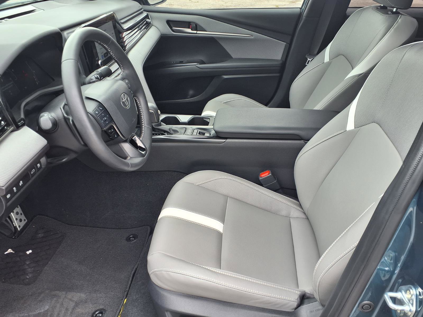 Used 2025 Toyota Camry SE w/ Convenience Package image 11