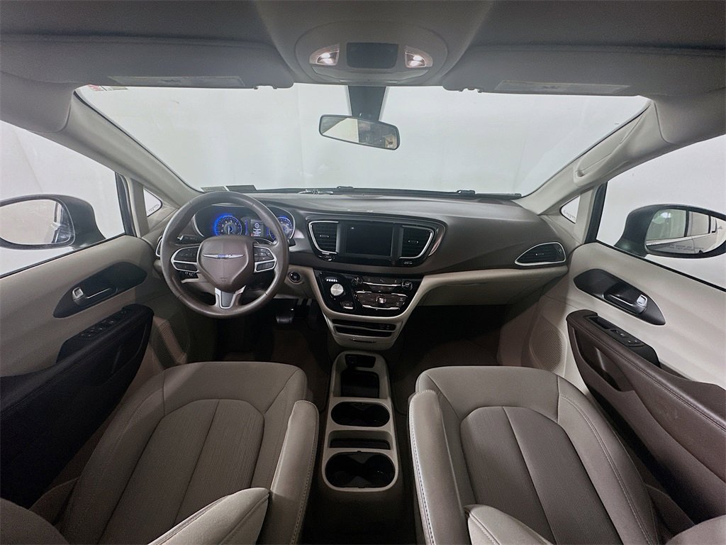 Used 2020 Chrysler Voyager LX image 10