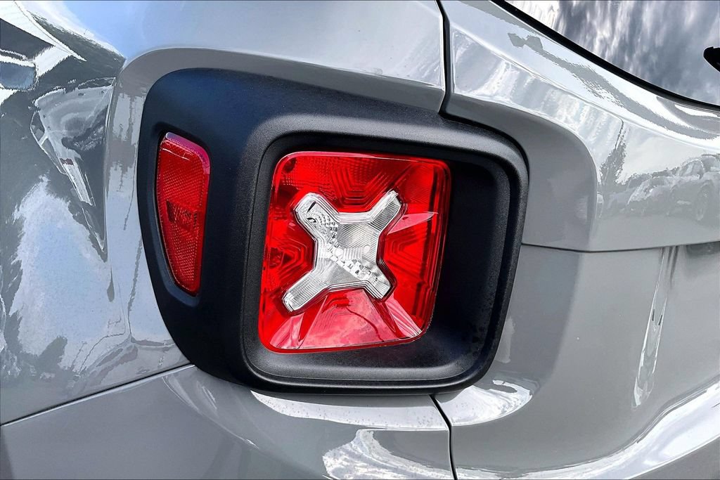 Used 2022 Jeep Renegade Latitude AWD/4WD image 25