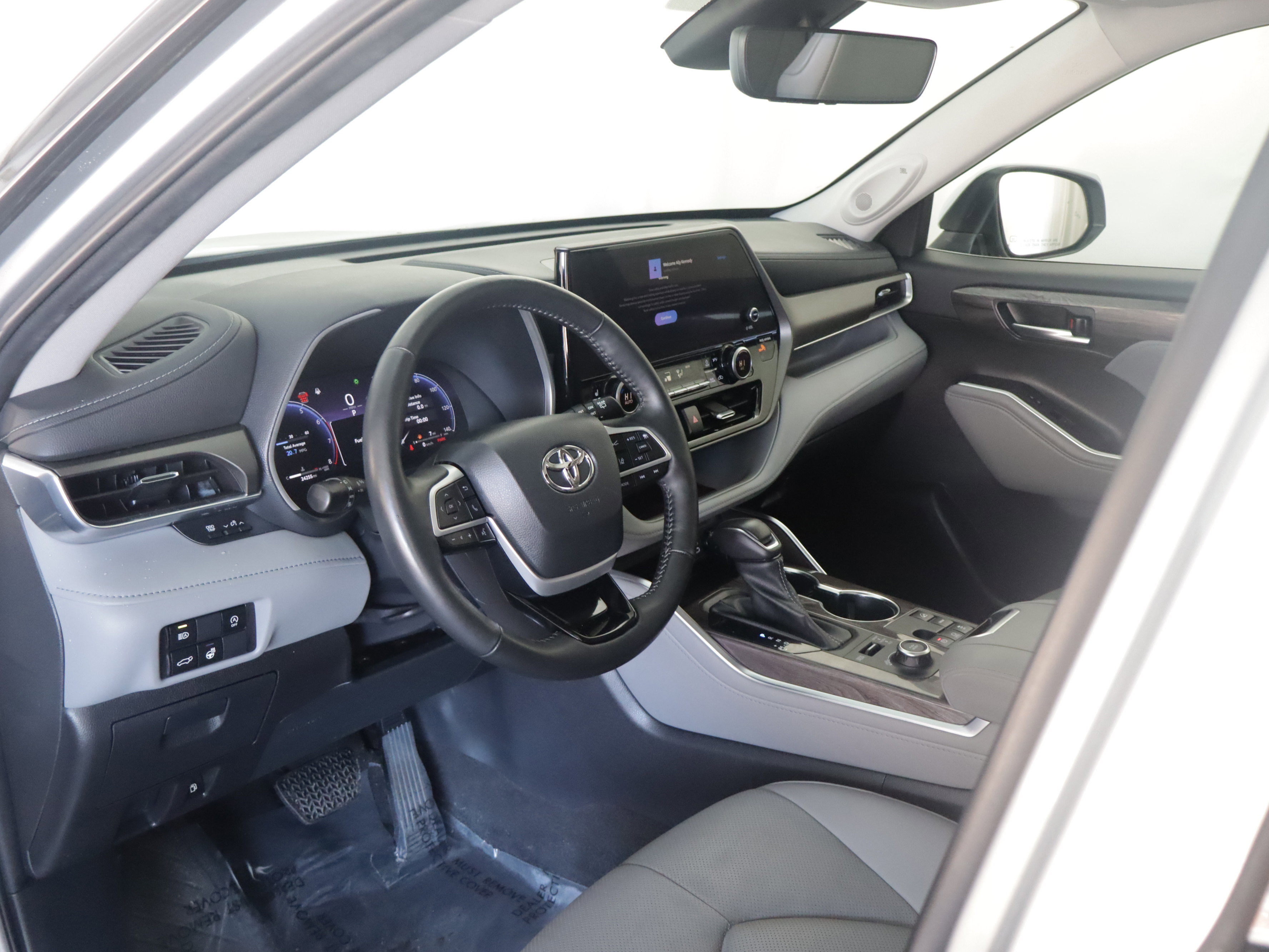 Used 2023 Toyota Highlander Limited image 3