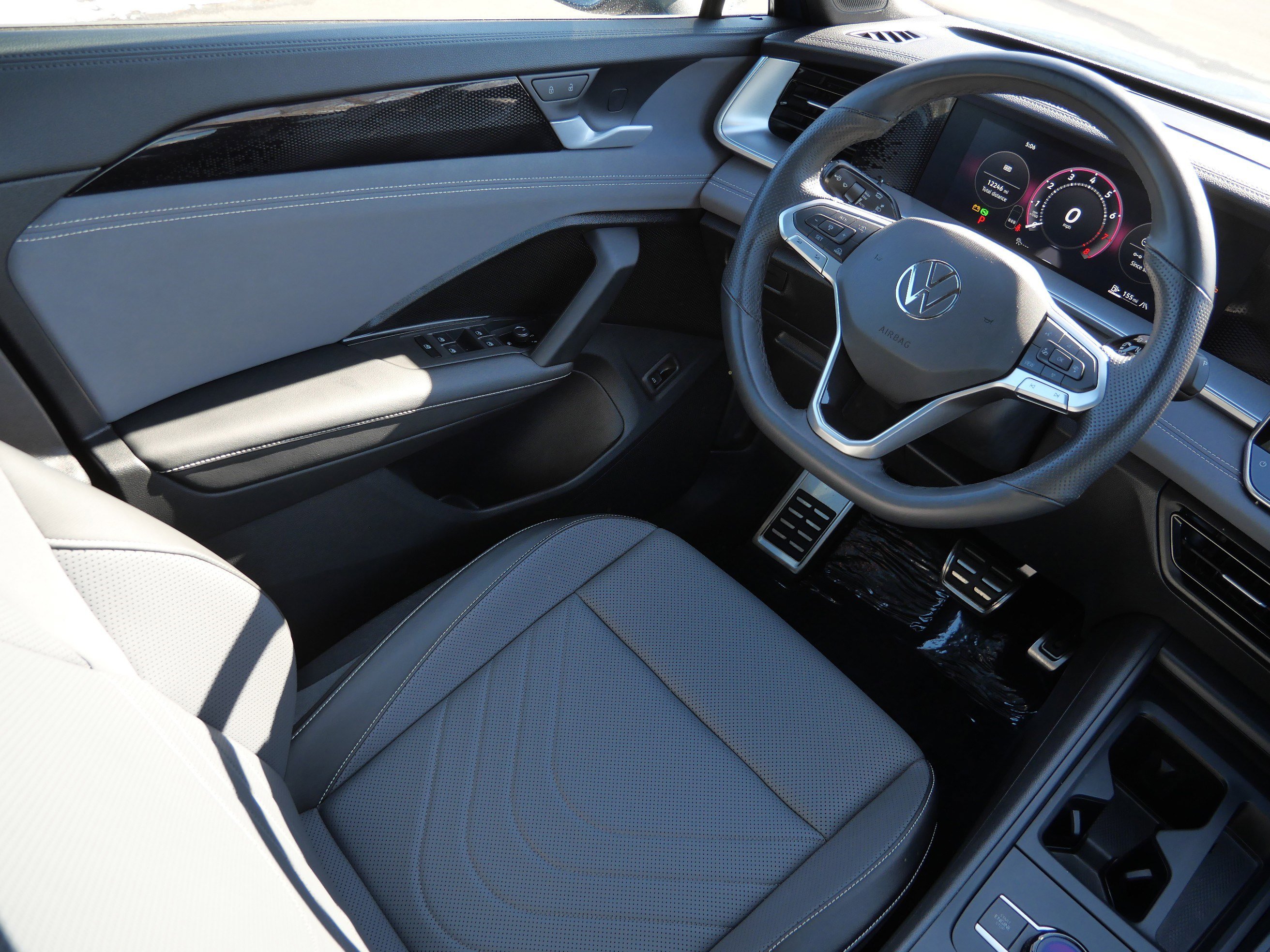 Certified 2025 Volkswagen Tiguan SE R-Line image 9